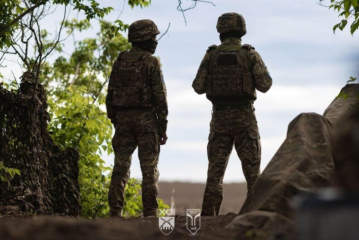 Макет ударного безпілотника HX-2 та промисловий інтер'єр секретного заводу Helsing