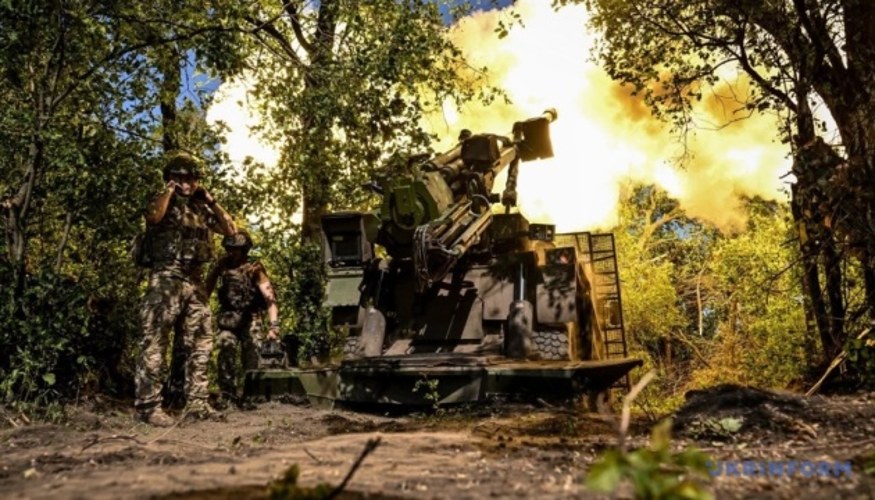 Карта України з позначенням напрямків фронту та умовними позначками кількості атак на кожному напрямку