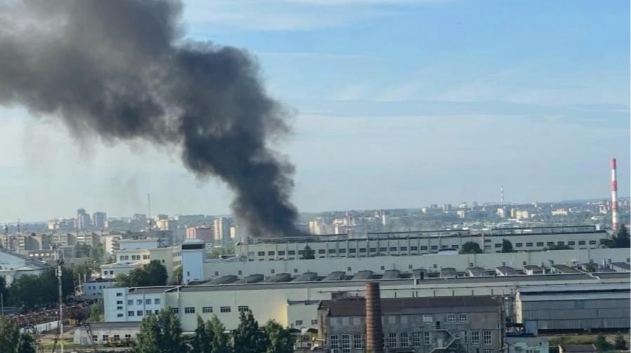 Супутниковий знімок «Авітеку» у Кірові з пробитим дахом цеху після удару ракети «Фламінго»