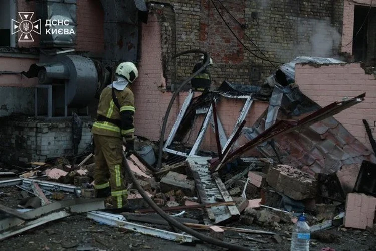 Наслідки удару в Києві: пожежі в житлових і нежитлових будівлях, пошкоджені автомобілі, рятувальники на місцях.