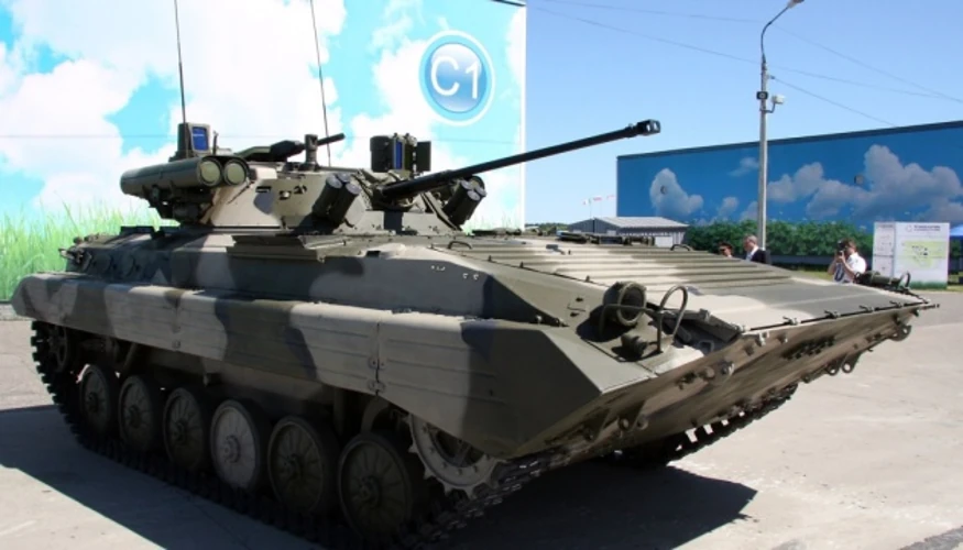 Колона російської бронетехніки на вулицях Бамако