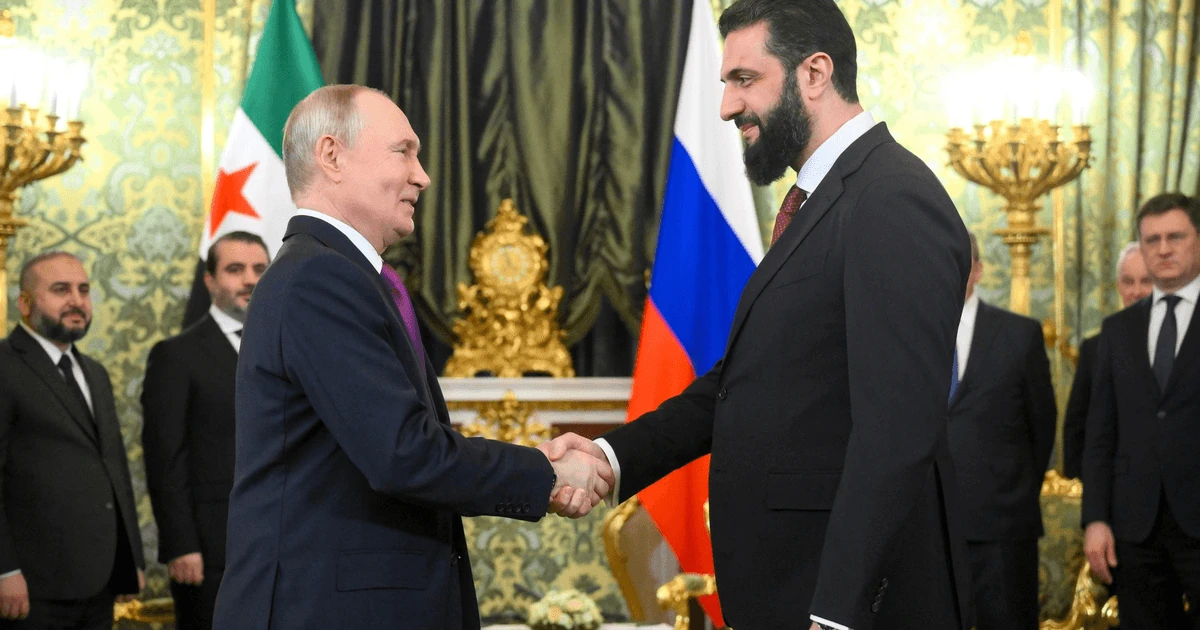Глава рф володимир путін тисне руку тимчасовому президенту Сирії Ахмеду Хусейну аш-Шараа