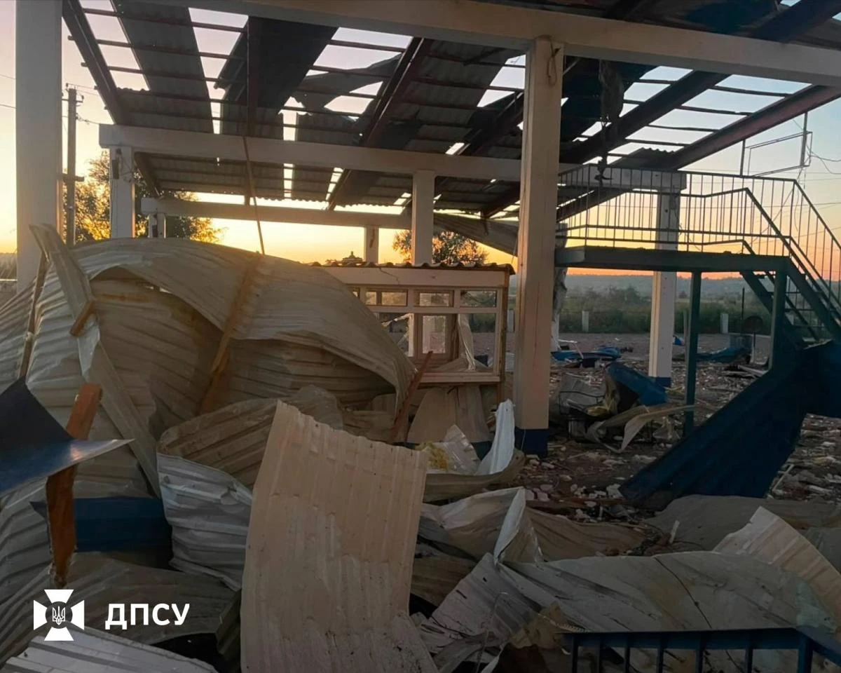 Пошкоджені будівлі та конструкції пункту пропуску Табаки після удару безпілотників