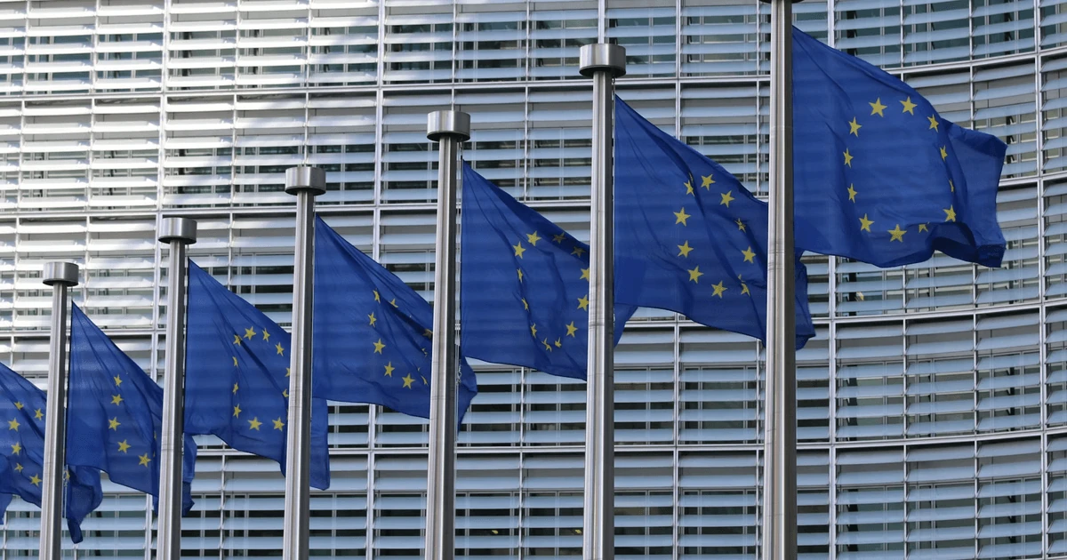 Прапори Європейського Союзу біля будівлі Єврокомісії
