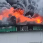 Наслідки пожежі на промисловому підприємстві в селищі Маневичі Волинської області внаслідок удару російських безпілотників