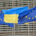 Прапори ЄС та України біля штаб-квартири Єврокомісії у Брюсселі