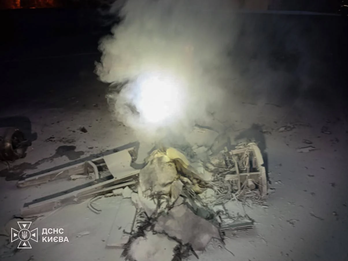 О 7:21 ліквідовано пожежу після падіння уламків БПЛА в Оболонському районі Києва