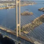 Пошкодження Південного мосту в Києві після влучання, зокрема наземної інфраструктури метрополітену