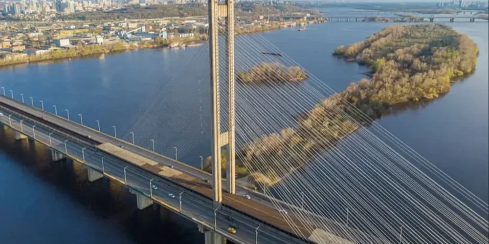 Пошкодження Південного мосту в Києві після влучання, зокрема наземної інфраструктури метрополітену